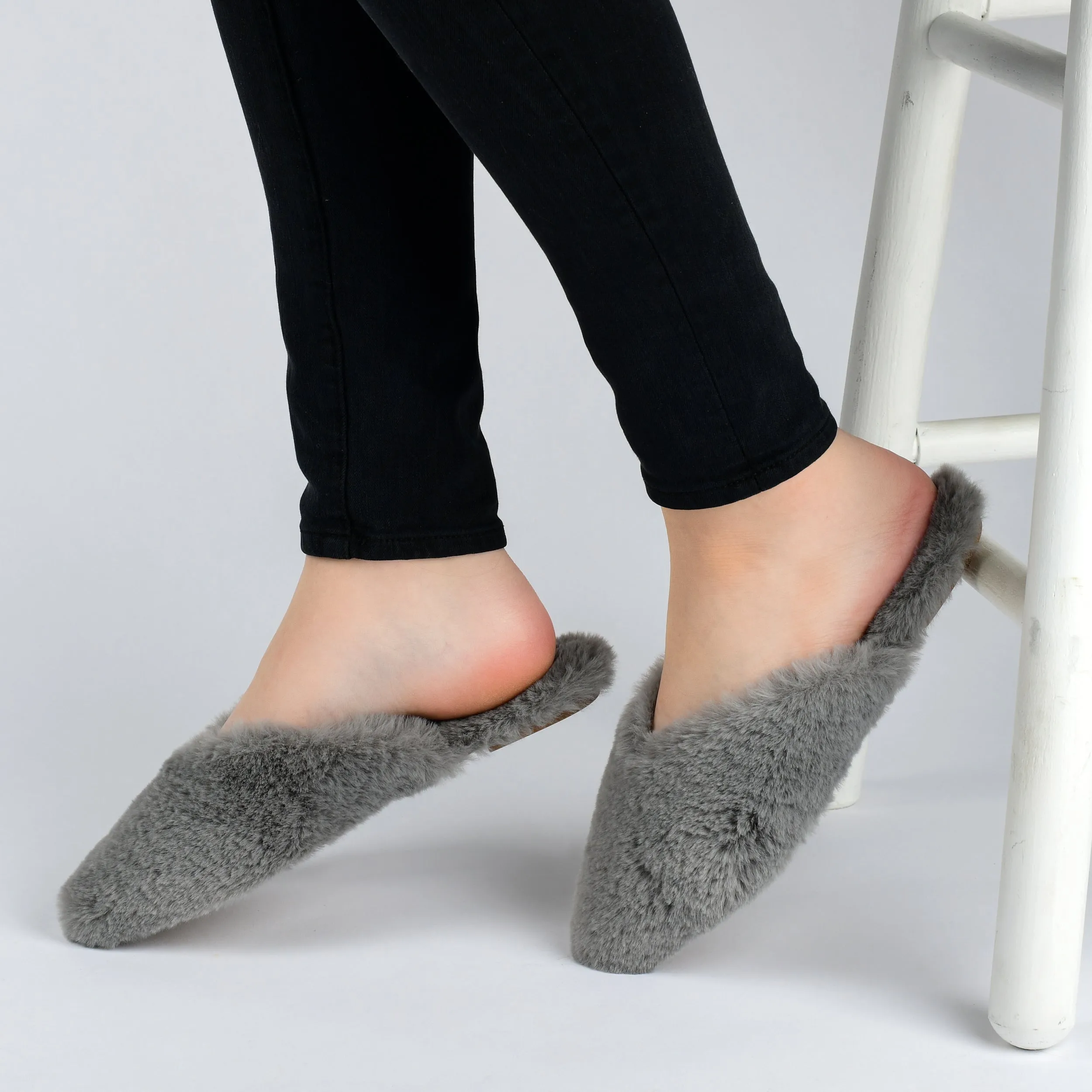 Journee Collection Women's Faux Fur Sundown Slipper